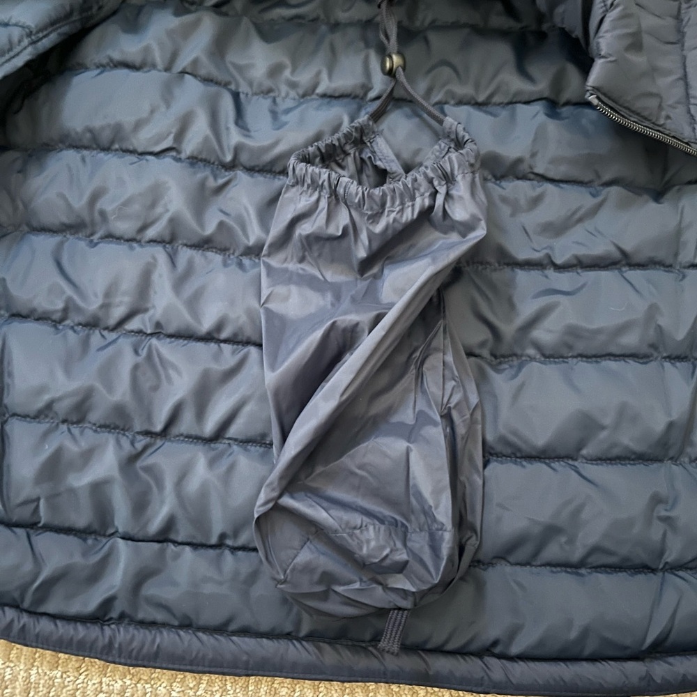 Amazon Essentials Kids Navy Puffer Vest - Picture 4 of 4